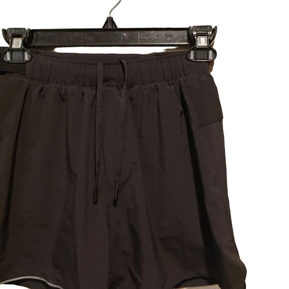 Lululemon On The Fly Women's Size XS Black Stretch Shorts - Picture 2 of 10